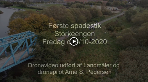 Dronevideo af første spadestik i Storkeengen